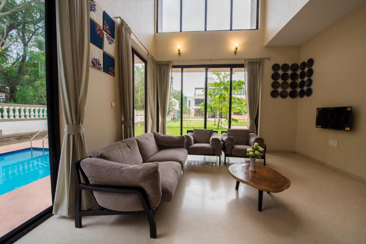 Stayvista'S Greenwoods Villa 10 - City-Center Villa With Private Pool, Terrace, Lift & Carrom Board Lonavala Bagian luar foto